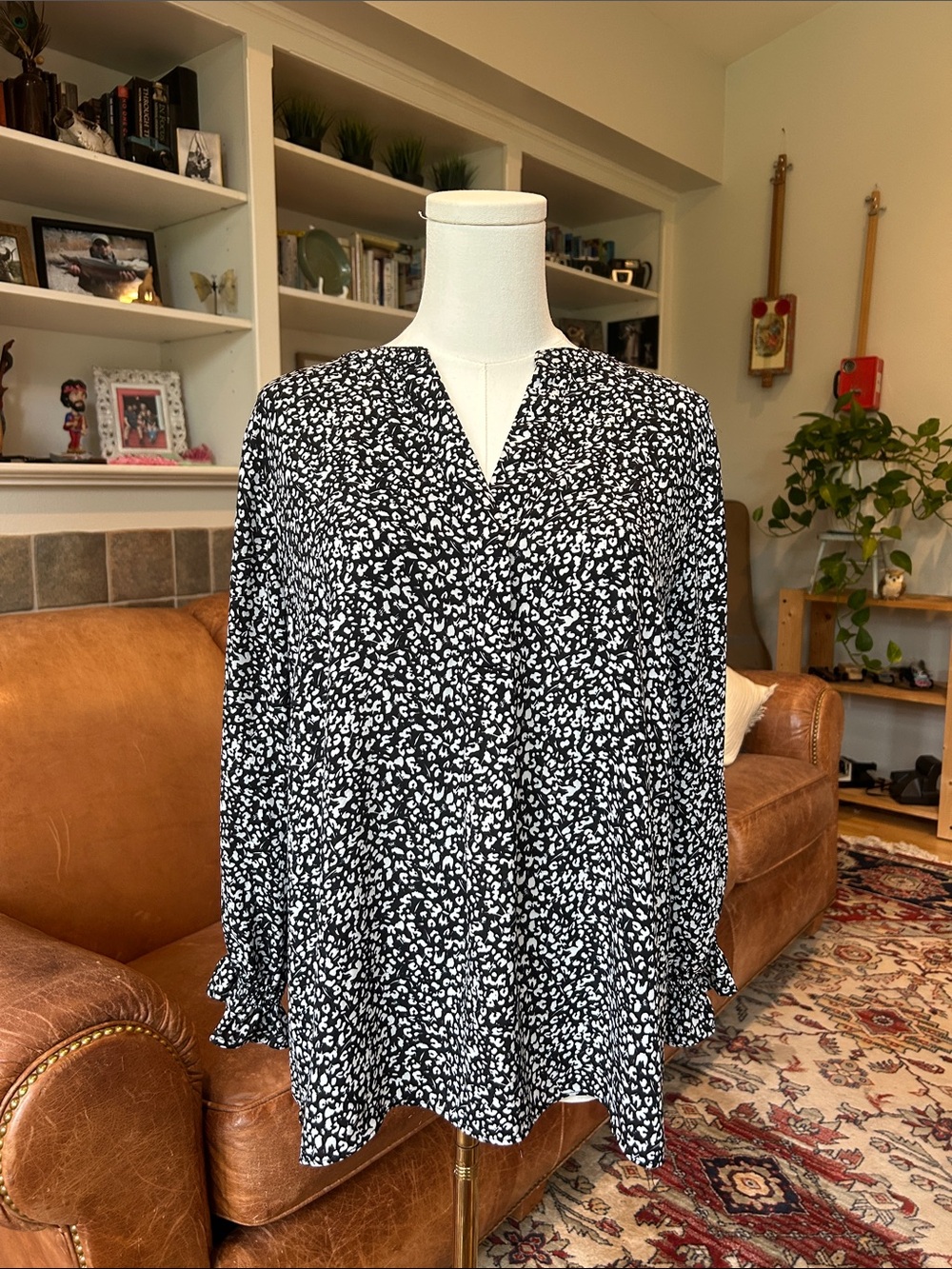 🌸3 FOR $20🌸 Chelsea & Theodore Black and White Split-Neck Printed Blouse